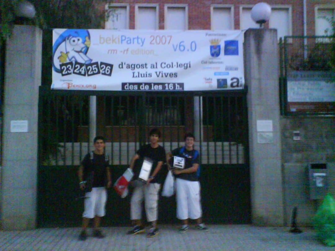 Vicent y amigos en la puerta de la Bekiparty